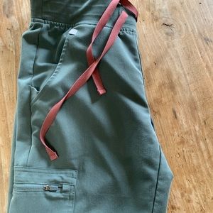 Figs XS scrub set. Zamora jogger pants and Casma 3-pocket top.